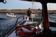Seilbåt-assistanse. Redningsskøyta «Horn Rescue» på nattlig oppdrag etter at to seilbåter drev mot en holme. Foto: RS Horn Rescue