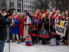 Samiske aktivister demonstrerte mot vindmølleparken på Fosen i Oslo 4. mars i år. Nå skal ny forskning gi svar på hvordan samiske perspektiver og behov ivaretas i de ulike partienes politikkutforming. FOTO: SHUTTERSTOCK