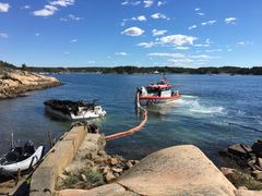 Dieselutslipp. RS «Kystvekteren» og Brannvesenet i Sarpsborg tar opp 800 liter diesel etter båtbrann. Foto: Brannvesenet i Sarpsborg