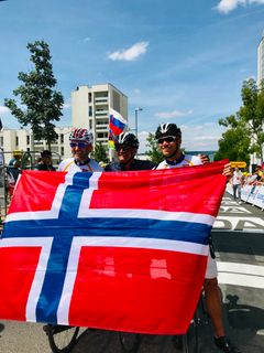 NORSK DAG Odd-Bjørn Hjelmeseth, Dag Otto Lauritzen og Thor Hushovd deltok i en uhøytidelig konkurranse for å markere "norsk dag" i målområdet for den tredje etappen i Tour de France i Éparney i Frankrike. Foto: ARN