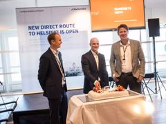 Widerøes kommersielle direktør Christian Schaug ,Finnairs skandinaviske sjef Robert Lönnblad og Avinors lufthavndirektør Aslak Sverdrup bød passasjerene på kake i dag.