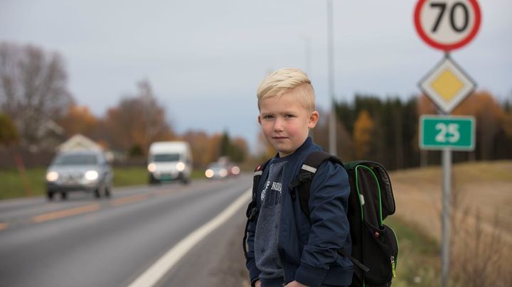 Mange foreldre sender barna ut på skoleveien med hjertet i halsen. Det vil NAF gjøre noe med. Foto: NAF