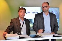 Per David Borenstein, prosjektdirektør Bane NOR og Ivar Galaaen (til høyre) direktør i AF Anlegg signerte avtalen med Bane NOR.