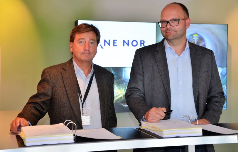 Per David Borenstein, prosjektdirektør Bane NOR og Ivar Galaaen (til høyre) direktør i AF Anlegg signerte avtalen med Bane NOR.