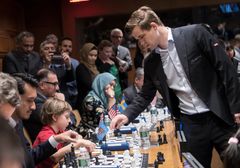 Norges FN-delegasjonen og Generalkonsulatet arrangerte simultansjakk i FN med verdens beste sjakkspiller. Magnus Carlsen spilte mot 15 spillere fra hele verden – og vant samtlige partier. Foto: UN Photo / Mark Garten