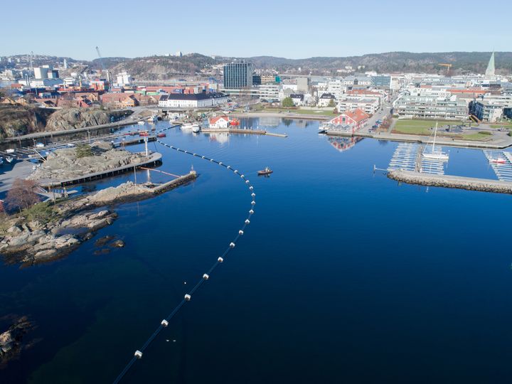 Agder Energi Varme utvidet i mars fjernkjølenettet i Kristiansand slik at flere bygg i sentrum kan kjøles ned med sjøvann fra dypet av Byfjorden.