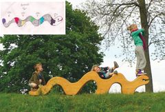 FRA SKISSE TIL SKULPTUR: Barn tegninger og modeller danner grunnlaget for designet av nye skulpturer, som denne slangen, som står i Fredrikstad.