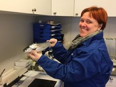Forsker Jelena Kolarevic vurderer ulike velferdsparametere hos en av laksene som har gått lenge i resirkuleringsanlegg på land på Sunndalsøra.