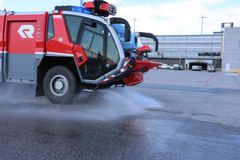 Brannbilene ved Oslo lufthavn blir kalt ut for å vanne asfalten på varme dager. (Foto: Avinor)