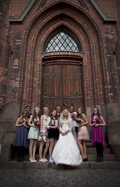 Thea (12) after the wedding with her bridesmaides Foto: Hanne Pernille Andersen/Plan Norge