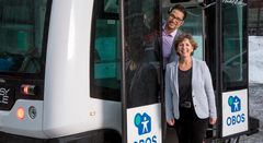 OBOS setter opp Norges første rute med selvkjørende busser. F.v. Daniel  Kjørberg Siraj, konsernsjef i OBOS og Lisbeth Hammer Krog, ordfører i Bærum. Foto: Morten Bendiksen.