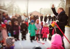 Byrådsleder Raymond Johansen klippet snoren til Lia barnehage, til stor jubel fra barna som allerede har tatt anlegget i bruk. Foto: Dorthe Lianes.