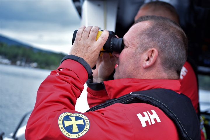 Når flere har feriert hjemme i Norge til sjøs og til fjells stiller frivillige opp i beredskap for at turen skal være trygg. Her er frivillige i sving på en av redningsskøytene til Redningsselskapet i Oslo den 6. juli 2020. (Foto: Hedvig Kolboholen)