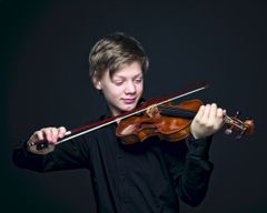 Fjorårets prismottaker var det utrolige fiolintalentet fra Trondheim, 13 år gamle Joakim Røbergshagen