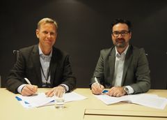 Daglig leder av NHO Eiendom, Truls Eirik Baklid og Salgsdirektør i Konica Minolta, Morten Sæther, under signering av avtalen.