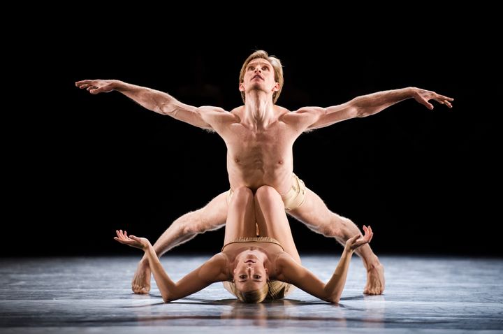 Whitney Jensen og Silas Henriksen i Petite Mort, en av seks balletter av Jirí Kylián som Nasjonalballetten danset i Nederland. Foto Jörg Wiesner.
