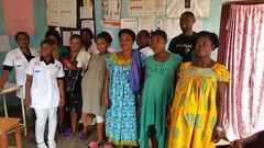 Dr Agbor Ashumanyi Ako sammen med en gruppe gravide kvinner i Kamerun.