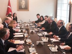 Utenriks- og forsvarskomiteen (ledet av Anniken Huitfeldt)  i møte med den tyrkiske utenrikskomiteen, som ledes av Volkan Bozkir, 24. januar 2019. Foto: Stortinget