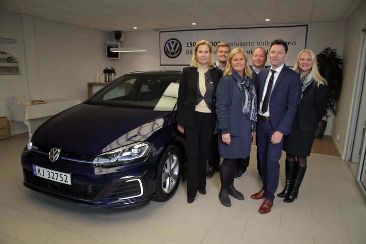 Representanter fra både fabrikken, importøren Harald A. Møller og Albjerk bil var på plass da Turid Sedahl Knutsen fikk utlevert Volkswagen nummer 150 000 000
