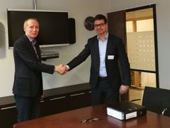 UDI-direktør Frode Forfang og administrerende direktør i Computas ved dagens avtaleinngåelse