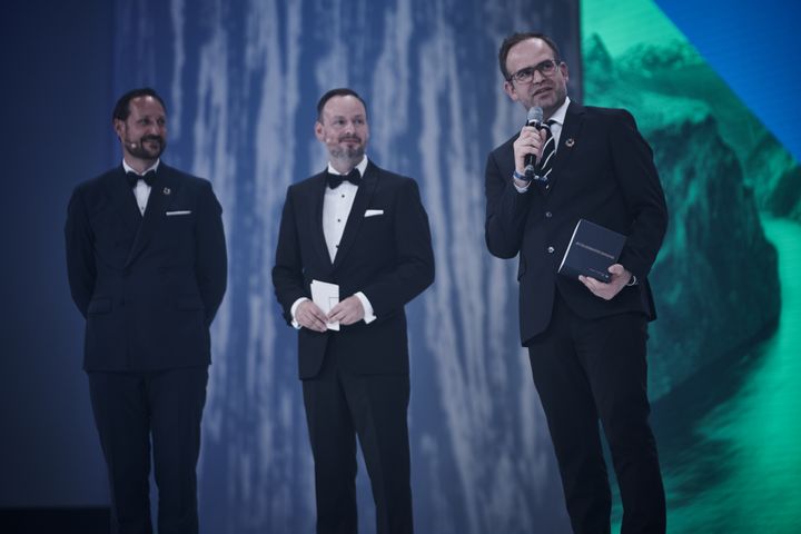 Fra venstre: H.K.H Kronprins Haakon, Sven Krüger fra GreenTech Festival, og Bjørn-Tore Orvik fra Yara. Foto: Simon Cornils