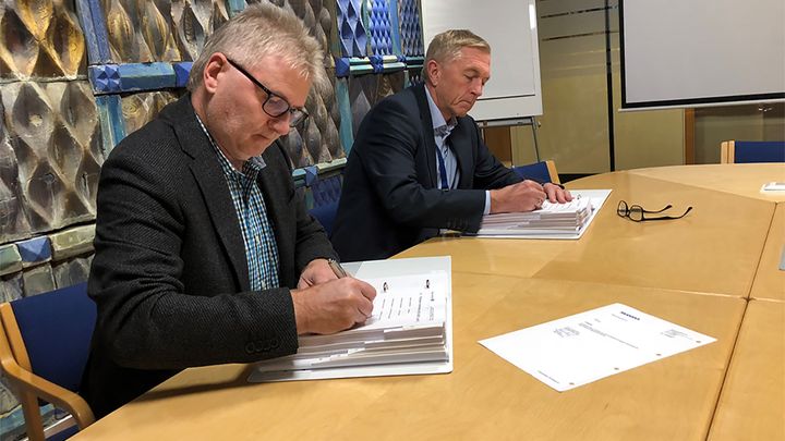 Prosjektsjef Magnar Myklatun i Skanska og direktør Oddleiv Sæle i Eidsiva Vannkraft signerer kontrakten om byggingen av Tolga kraftverk