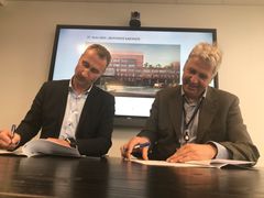 Ståle Rød i Skanska og Tore Fredriksen i Omsorgsbygg signerer kontrakten som er startskuddet på forprosjektet i Hovedstasjonen.
