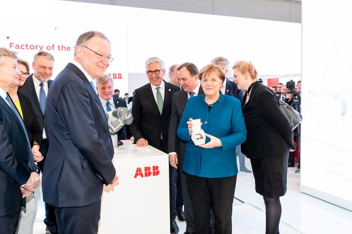 ABBs konsernsjef Ulrich Spiesshofer (i midten) presenterte ABBs visjon for fremtidens fabrikk til Sveriges statsminister Stefan Löfven (på høyre side) og Tysklands forbundskansler Angela Merkel.