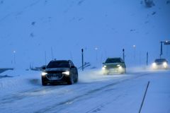 Sterk vind og snødrev under kjøringen på Haukelifjell. (Foto: Ståle Frydenlund)