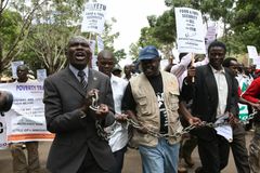 Kenyanere demonstrerer mot økte bensinpriser som følge av korrupsjon. 9. desember er internasjonal dag mot korrupsjon. Foto: IRIN/Zahra Moloo.