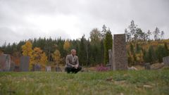 Joshua French besøker graven til Tjostolv Moland for første gang. Foto: TV 2