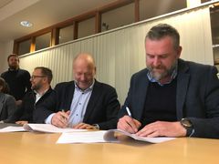 Per Morten Johansen fra Omsorgsbygg og Sebastian Nordahl fra HENT AS har signert kontrakten for Dronnings Ingrids Hage.
