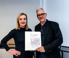 Hanne Hemsen og Johannes Eggen med signert kontrakt. Foto: Nordic - Office of Architecture