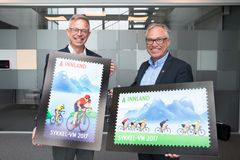 Sykkelpresident Harald Tiedemann Hansen (til høyre) og Postens frimerkedirektør Halvor Fasting gleder seg til VM – og over frimerkene som gis ut til mesterskapet. Foto: Håvard Jørstad.