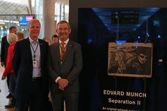 I samarbeid med Munchmuseet stiller Avinor ut to originale Munch-verker på Oslo lufthavn.