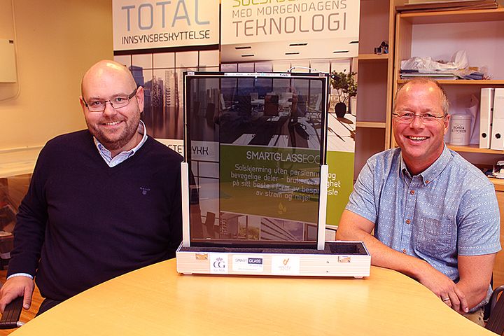 Rune Sætren (til v.), administrerende direktør i Nordvestvinduet AS og Leif Hogner, daglig leder i Smart Glass AS, står bak norskproduserte vinduer med EControl-glass.