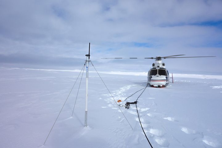 Vedlikeholdsbesøk ved en av GPS'ene i surgeområdet på Basin-3 på Svalbard. Disse observasjonene har gitt opphav til mye forskning. Et av resultatene er artikkelen som nå er publisert i Nature Communications. Foto: Thomas Vikhamar Schuler