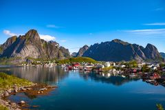 ELSKER NORD-NORGE: Nord-Norge/Lofoten er et veldig populært reisemål blant nordmenn. Foto cred: Shutterstock (lofoten)