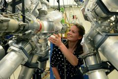 Dorthea Gjestvang hadde flere opphold ved Berkeley under mastergraden sin. Her er hun på syklotronlaboratoriet ved UiO. Foto: Hilde Lynnebakken/UiO