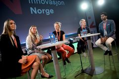 F.v. Nina Bakås, Emax-deltaker og leder av Start Norge, Yvonne Fosser, direktør for HR i Innovasjon Norge, Julie Ryland, kommunikasjonsrådgiver i Innovasjon Norge, Anita Krohn Traaseth,, adm. dir. i Innovasjon Norge, og Munib Mushtaq, Emax-deltaker og gründer, diskuterer hvordan sterke team kan bidra til økt innovasjon. Foto Kicki Nilsson/Innovasjon Norge