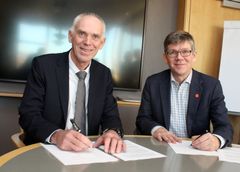 Den nye avtalen ble underskrevet av Stein Olav Drange fra Equinor og UiOs rektor Svein Stølen. Foto: UiO.