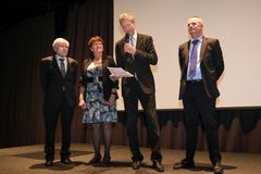 Tre nye gullmerker ble utdelt under NJFFs landsmøte. Fra venstre: Terje Aslaksen, Lise Dalen, styreleder Runar Rugtvedt og Arne Jørstad