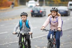 Både trafikkopplæring og trygg utforming av skoleveiene er viktige for at barna skal kunne sykle eller gå til skolen. Foto: NAF
