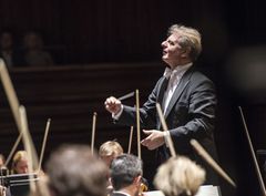 Karl-Heinz Steffens dirigerer Operaorkestret. Foto: Erik Berg