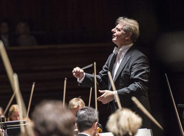 Karl-Heinz Steffens dirigerer Operaorkestret. Foto: Erik Berg