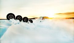 26 forskjellige dekk er testet i årets store vinterdekktest i NAF-magasinet Motor. Foto: Lasse Allard