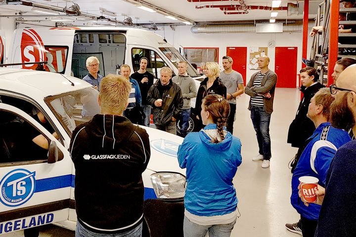 Glass i kjøretøy er en viktig del av Glassfaget. Deltagerne på §3,5 kurs for praksiskandidater,  startet dagen hos Riis Bilglass AS i Sandnes.