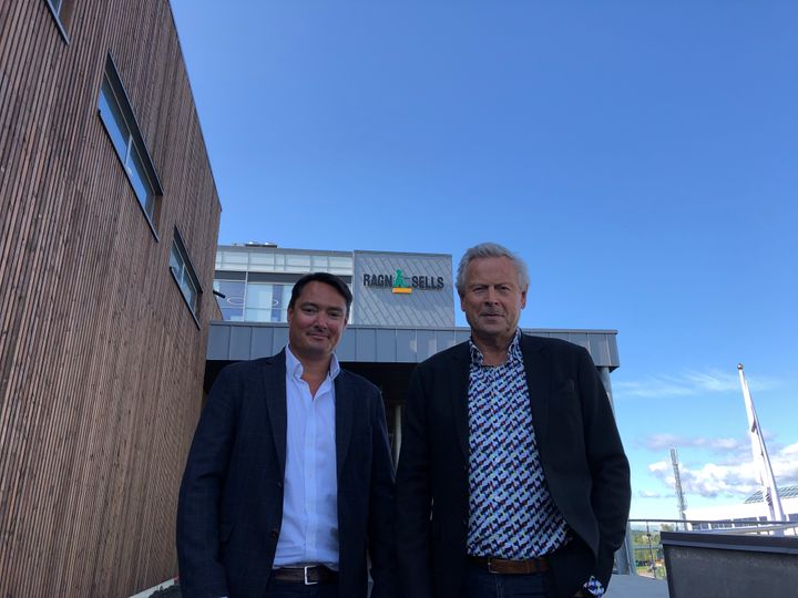 Vidar Svenning Olsen (til venstre) tar over som Administrerende direktør i Ragn-Sells etter Bjørn Hoel (til høyre). Foto: Ragn-Sells