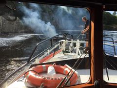 Redningsskøyta Inge Stensland slukker en brann i en fritidsbåt