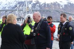 Redningsselskapets regionleder i Nord, Arild Braathen ønsker Statsminister Erna Solberg velkommen på kaia i Tromsø før turen til Finnses. Beredskaps- og operasjonssjef venter på tur.